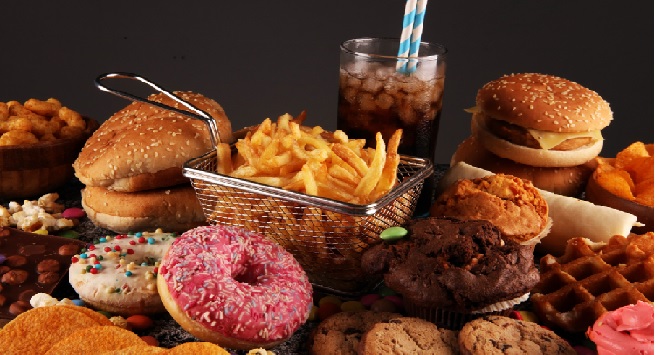 Britain to ban daytime junk food ads on TV, Internet