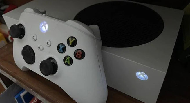 Microsoft reveals Xbox game streaming device on Twitter